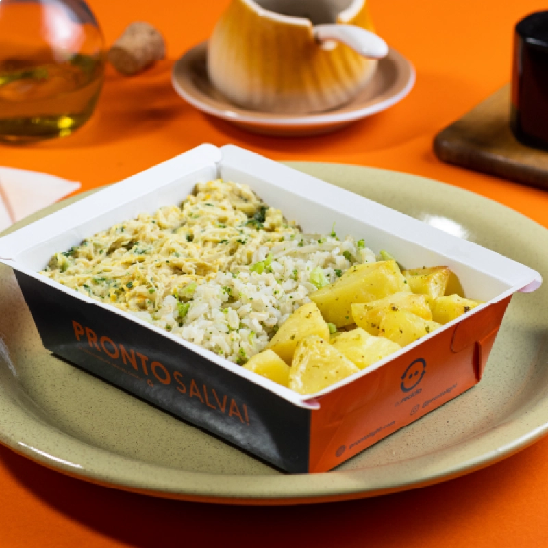 marmita - fricassê de frango + arroz integral com brócolis + batata sautée