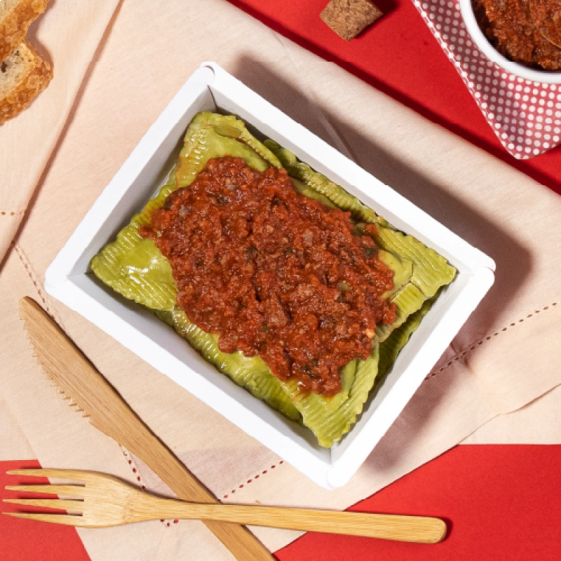 marmita - massa verde recheada com mussarela de búfala + molho à bolonhesa