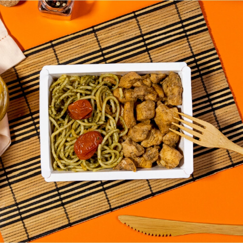 marmita - spaghetti ao pesto + frango em cubos