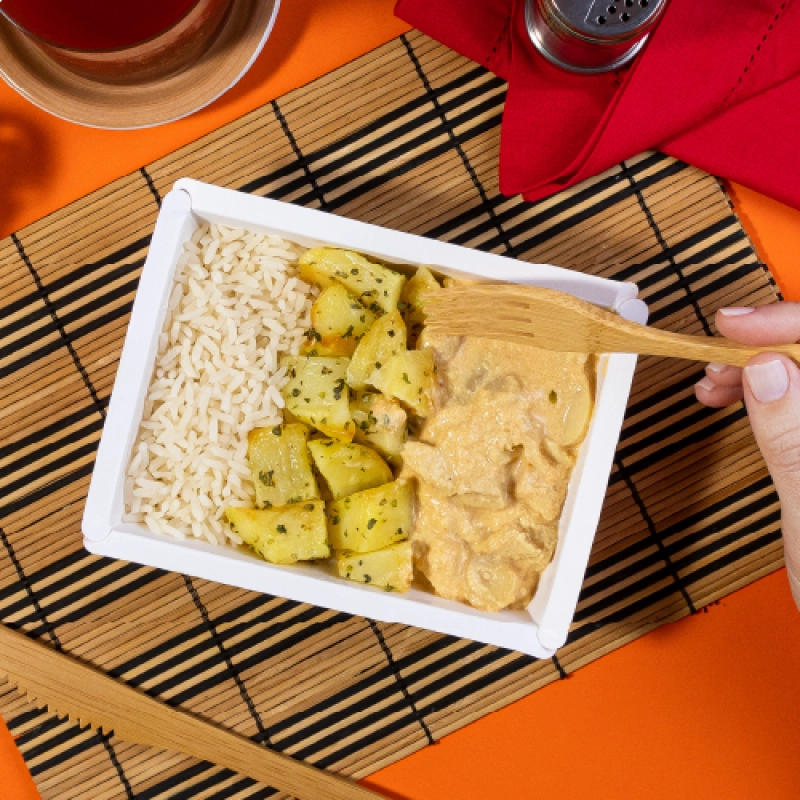 marmita - strogonoff light de frango + arroz branco + batata sautée